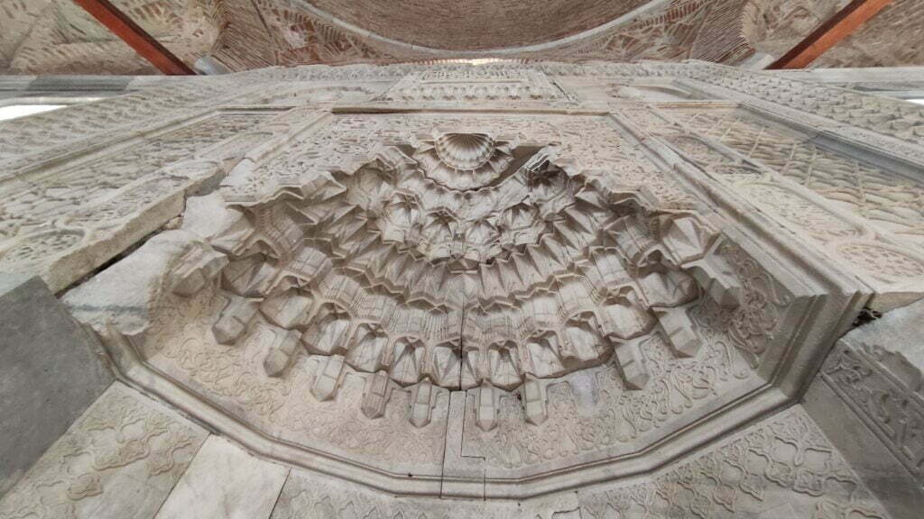 Cami Süsleme Sanatındaki Mukarnas Nedir? Cami Süsleme Sanatındaki Mukarnas Nedir?