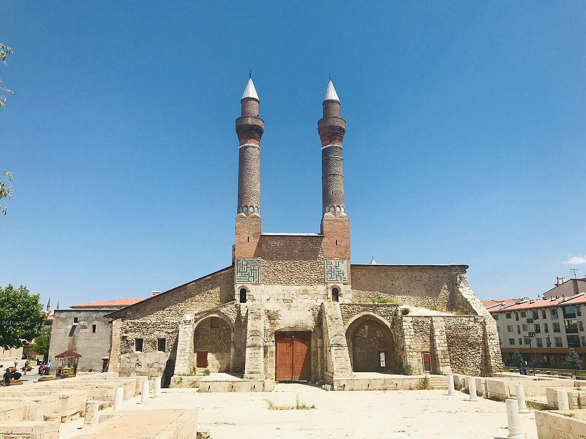 Çifte Minareli Cami Nedir? Diğer Camilerden Farkı Nedir? Çifte Minareli Cami Nedir? Diğer Camilerden Farkı Nedir?