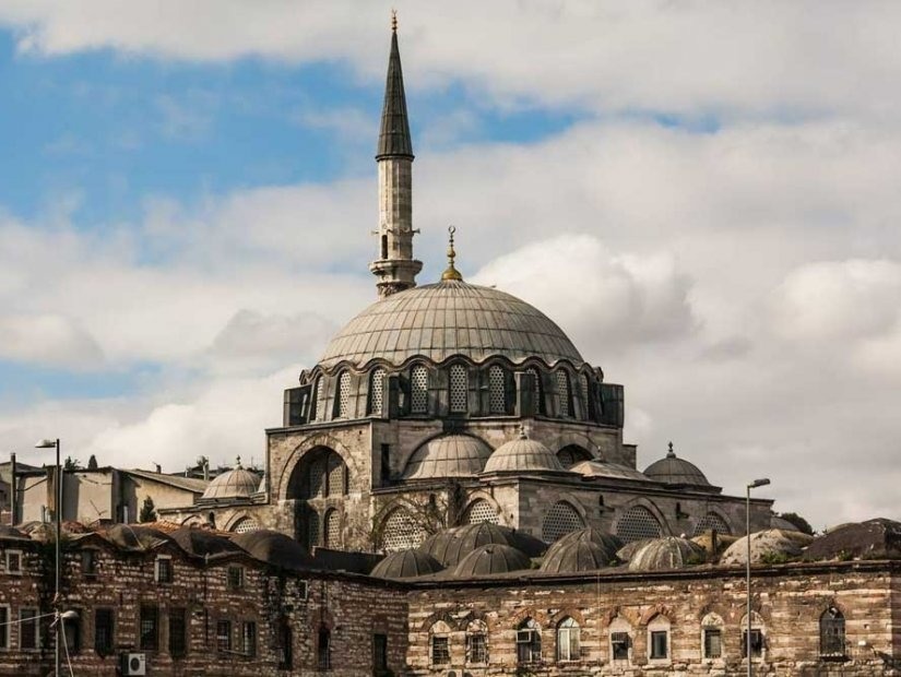 Geçmişten Günümüze Cami Mimarisi Nasıl Dönüşüm Geçirdi? Geçmişten Günümüze Cami Mimarisi Nasıl Dönüşüm Geçirdi?
