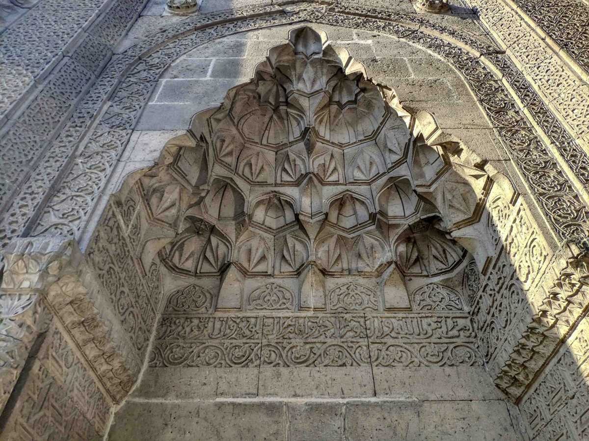 Cami Taç Kapısı Nedir, Ne İşe Yarar? Cami Taç Kapısı Nedir, Ne İşe Yarar?
