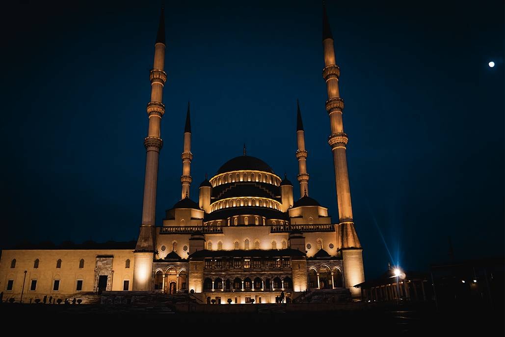 Camiler Neden İslam Mimarisinin Kalbi? Camiler Neden İslam Mimarisinin Kalbi?