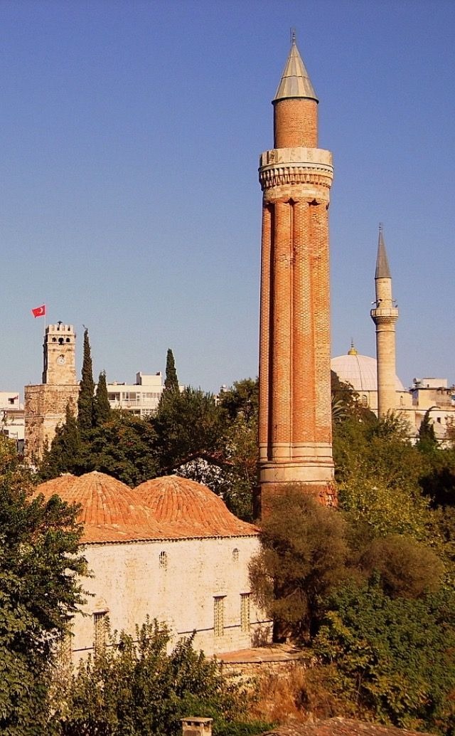 İslam Dünyasında Tek Minareli Camilerin Anlamı Nedir? İslam Dünyasında Tek Minareli Camilerin Anlamı Nedir?