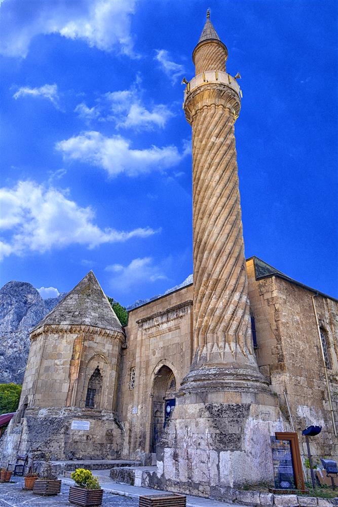 İslam Dünyasında Tek Minareli Camilerin Anlamı Nedir? İslam Dünyasında Tek Minareli Camilerin Anlamı Nedir?